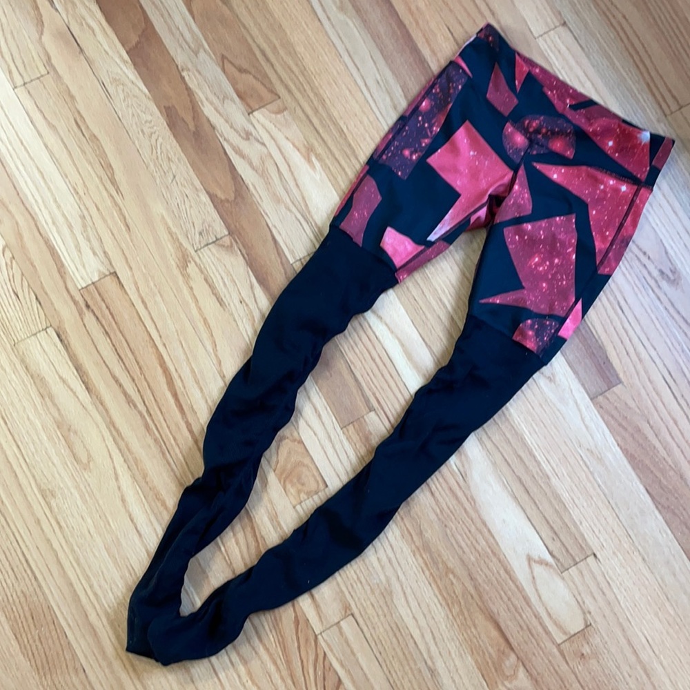 ALO Goddess leggings, Sz small, unique print